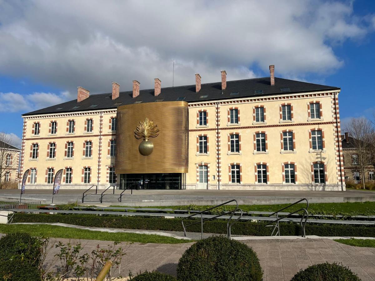 Le Vicomte Apartment Melun Bagian luar foto